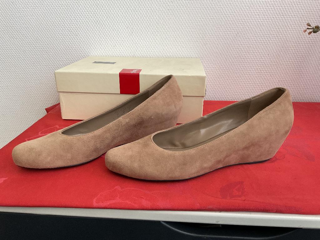 Hogl suède pumps met sleehak mt 42,5 8,5, Ophalen of Verzenden, Zo goed als nieuw, Instappers, Beige