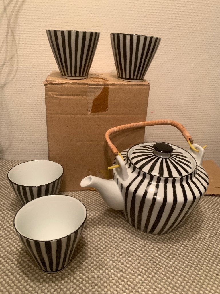 Douwe Egberts Theepot met 4 Kopjes - Zwart Wit, Ophalen of Verzenden, Zo goed als nieuw, Theepot, Modern