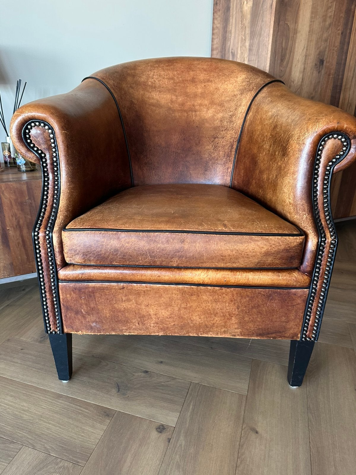 Prachtige schapenleren clubfauteuil. Lounge Atelier. Izgs, Huis en Inrichting, Ophalen, ., Chesterfield, Zo goed als nieuw