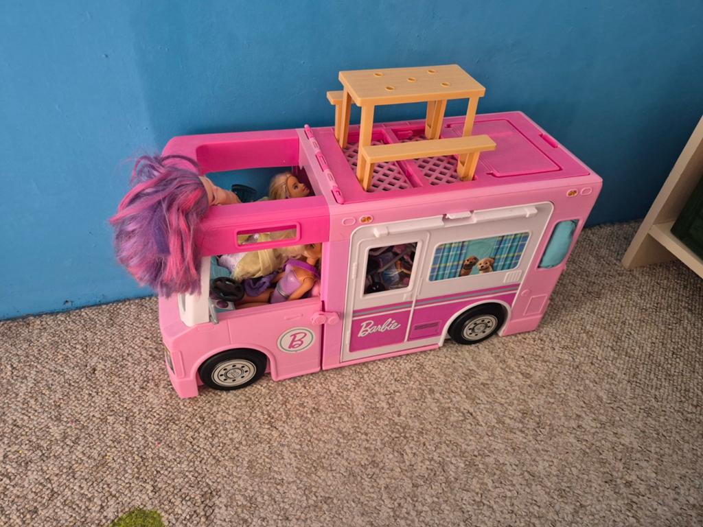 Barbie camper met 4 poppen en accessoires, Ophalen, Gebruikt, Barbie