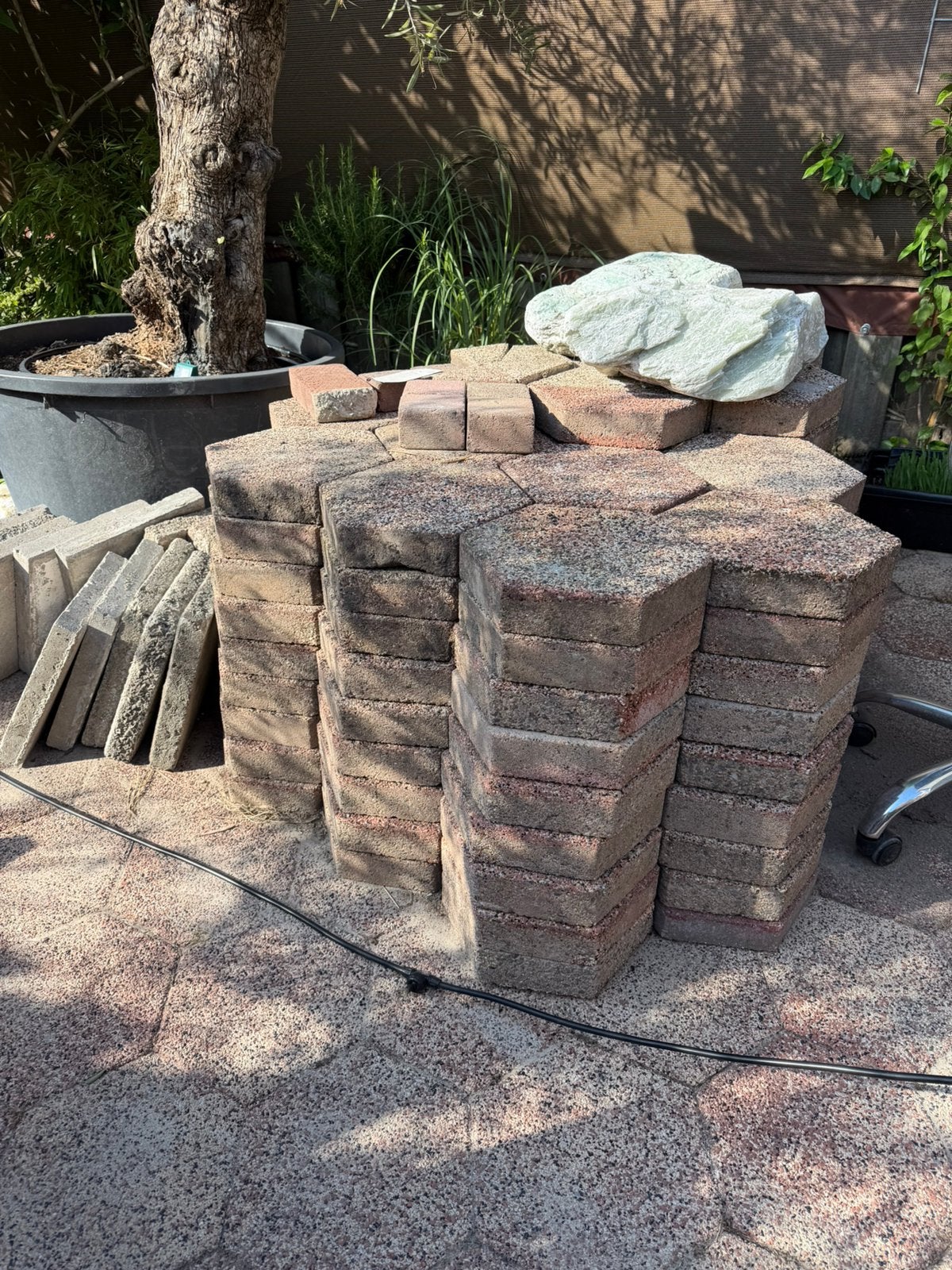 Gratis zeshoekige bestrating / terrastegels, Tuin en Terras, Tegels en Klinkers, Ophalen, Zo goed als nieuw, Beton, Terrastegels