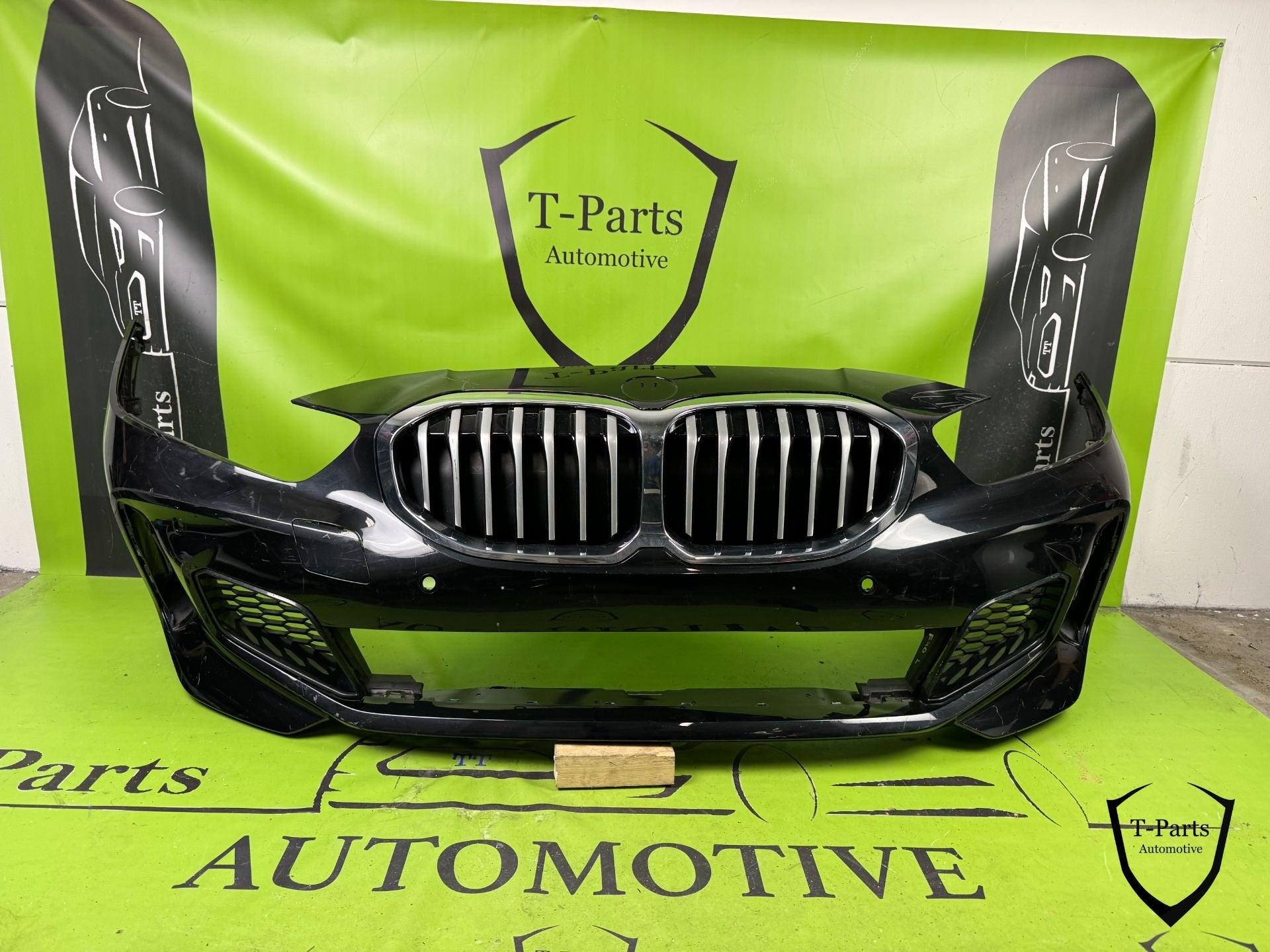bmw 1 serie f40 M pakket voorbumper bumper grille rooster, Auto-onderdelen, Petuelring 130
80788  Munich, DE, Gebruikt, Info@bmw.de