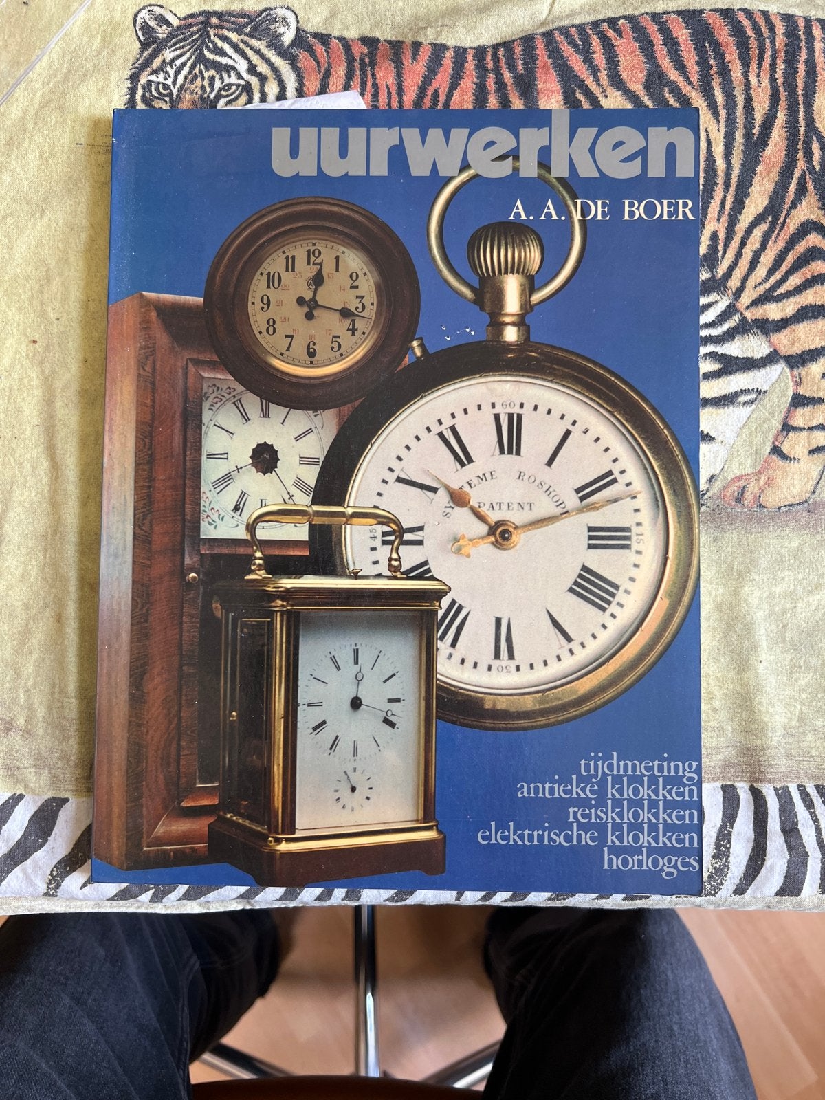 Uurwerken - A.A. de Boer (Boek over klokken en horloges), Boeken, Ophalen of Verzenden, Gelezen, Overige onderwerpen