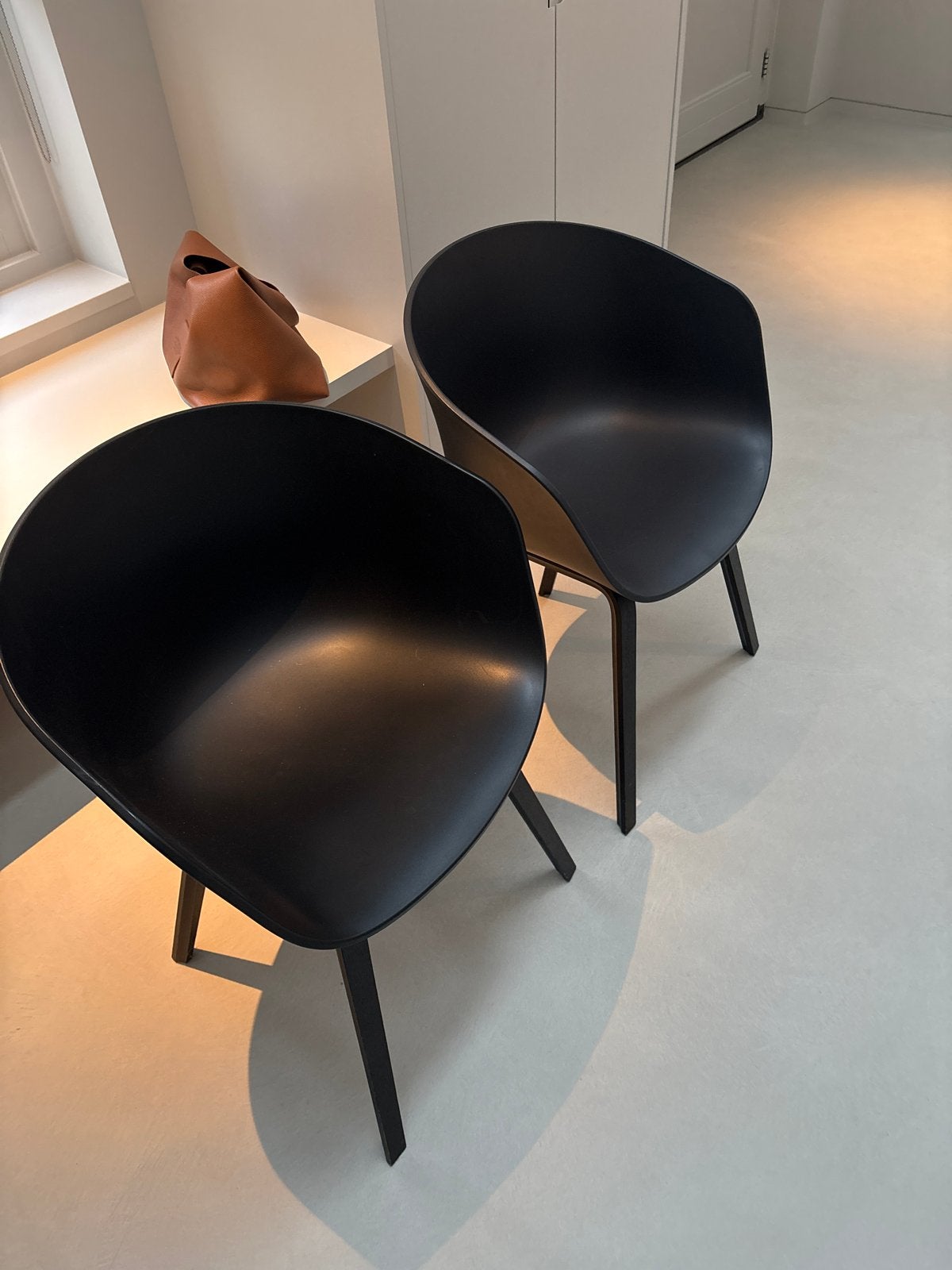 Twee zwarte Hay About a Chair stoelen, Ophalen, Kunststof, Twee, Zwart