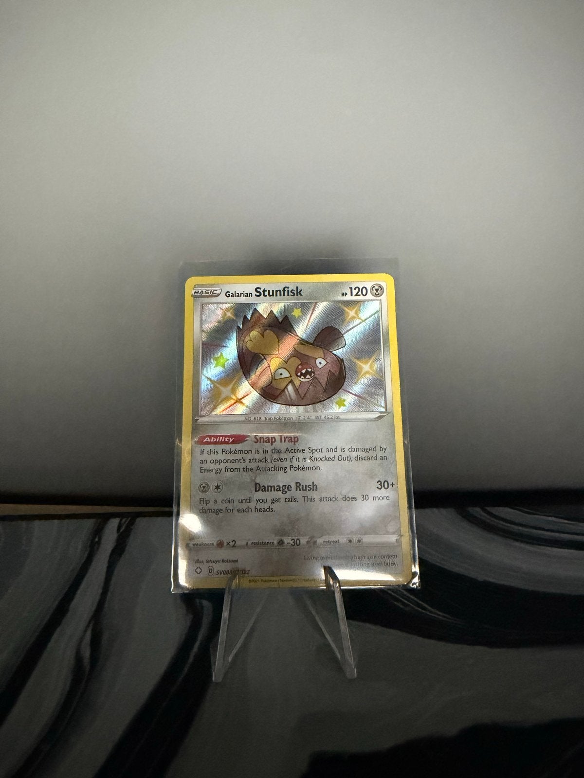 Pokémon Kaart: Galarian Stunfisk (Foil), Ophalen of Verzenden, Zo goed als nieuw, Losse kaart, Foil