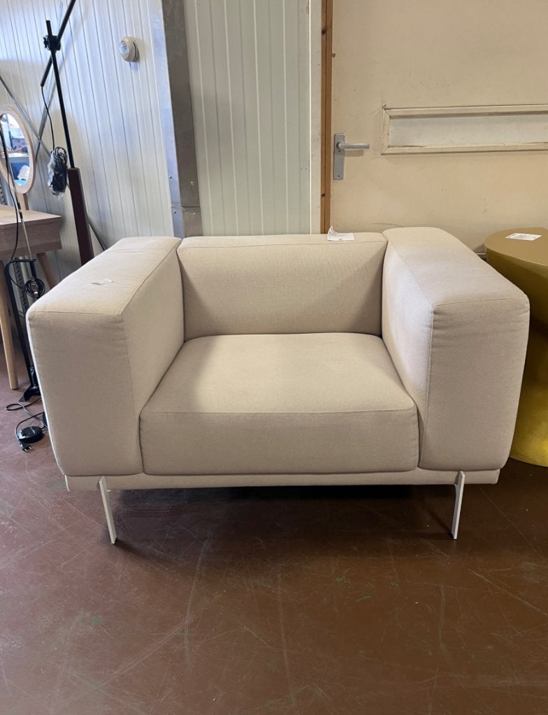 Studio Henk Cave lounge chair Beige | Van €2199, nu, Studio Henk, Nieuw, 125 cm of meer, Ophalen of Verzenden