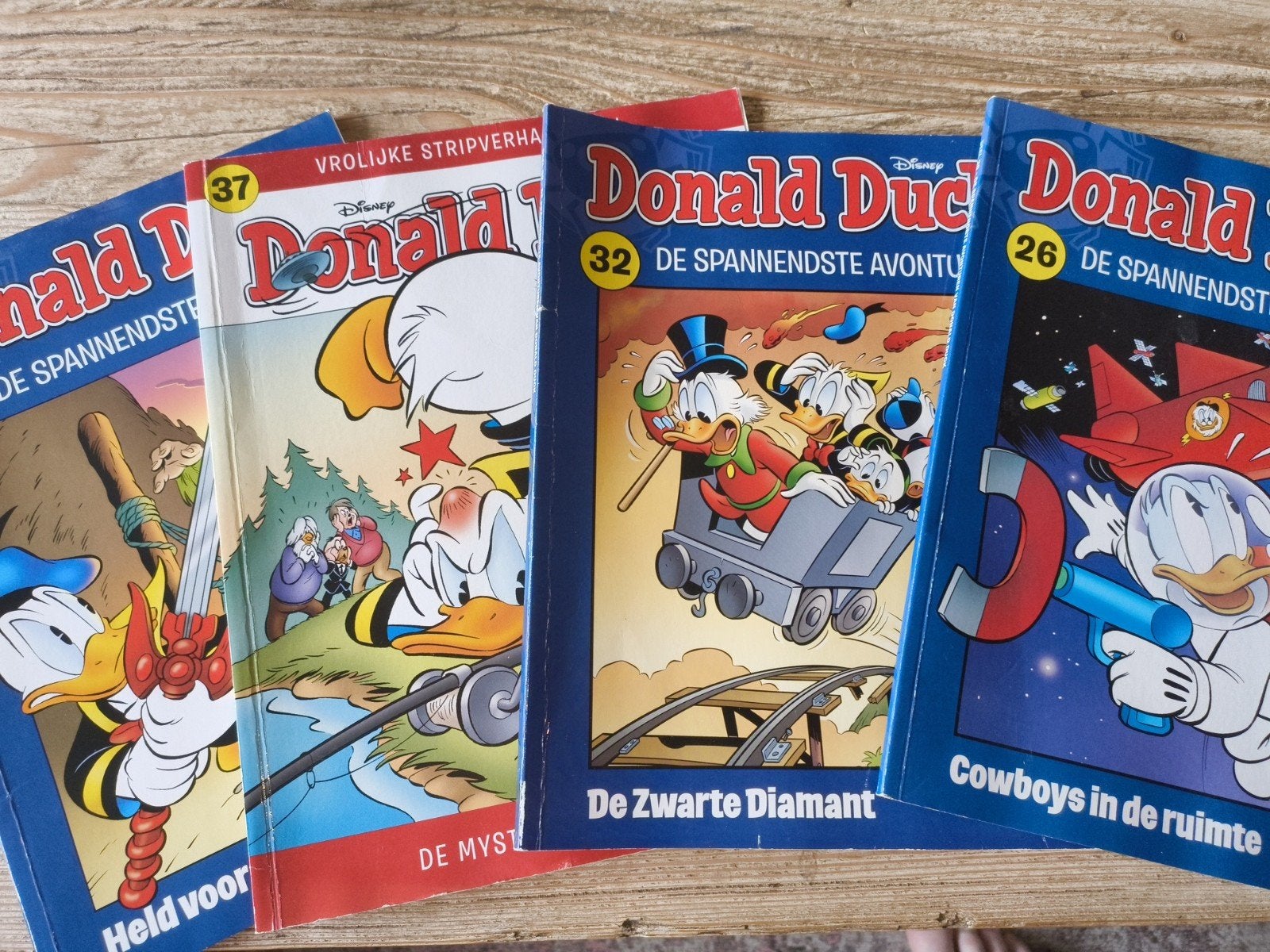 Donald Duck stripboeken - 4 spannende avonturen, Meerdere stripboeken, Ophalen of Verzenden, Zo goed als nieuw