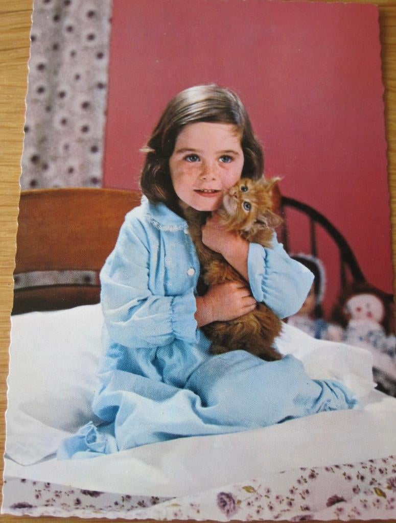 Meisje op bed met poes - nieuw - zeventiger jaren, Verzenden, 1960 tot 1980, Ongelopen, Hond of Kat