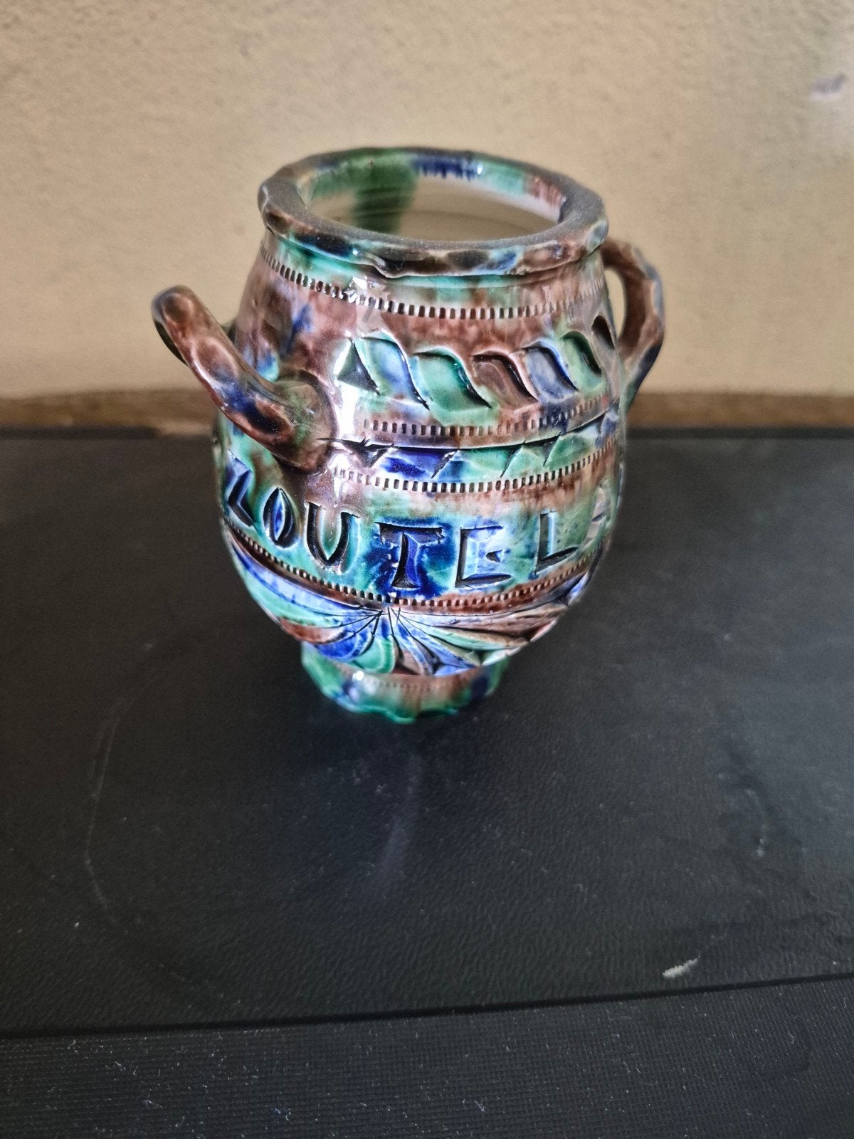 Decoratieve aardewerken vaas met handvatten, 9 cm hoog,, Antiek en Kunst, Ophalen of Verzenden