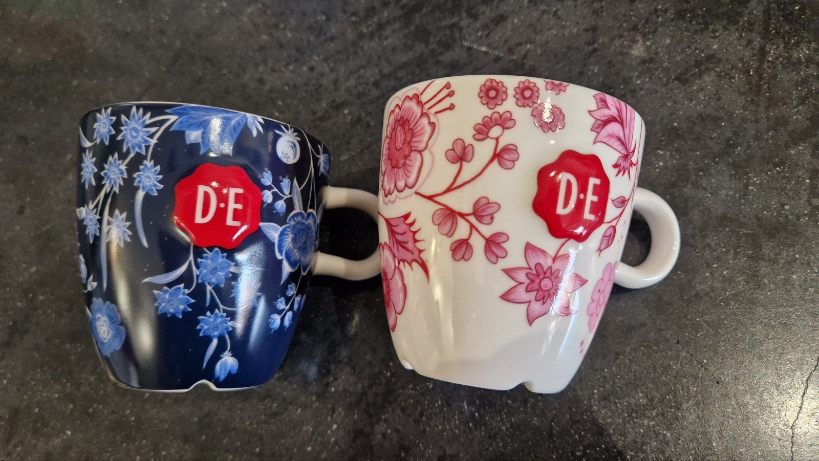 2 nieuwe douwe egberts mokken, Nieuw, Ophalen of Verzenden, Overige stijlen, Kop(pen) en/of Schotel(s)