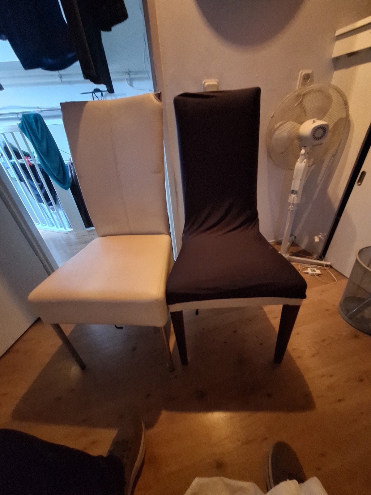 Twee eetkamerstoelen - beige en bruin, Gebruikt, Twee, Overige kleuren, Ophalen of Verzenden