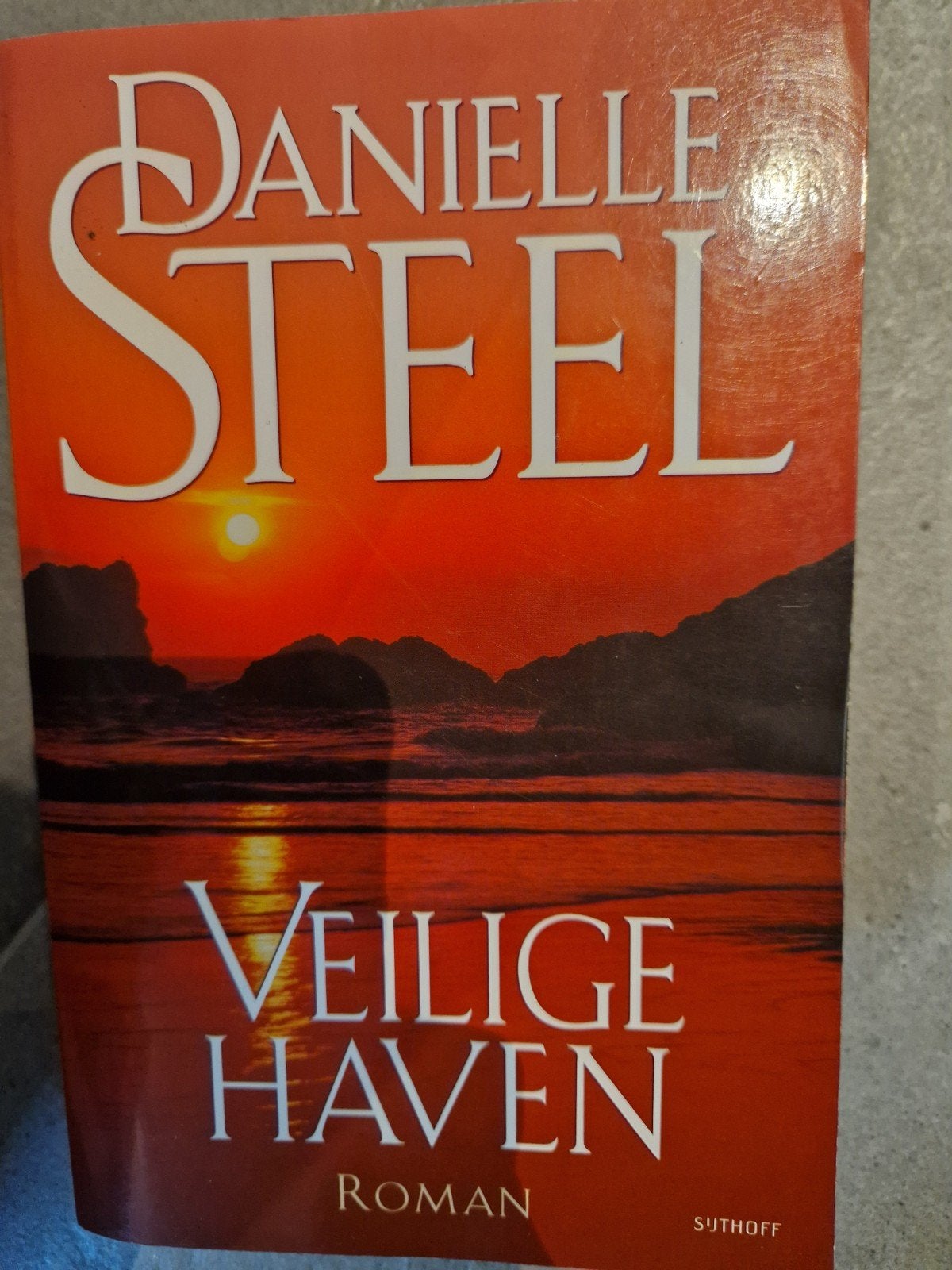 Danielle Steel - Veilige Haven (Roman), Ophalen of Verzenden, Gelezen, Danielle Steel, Nederland