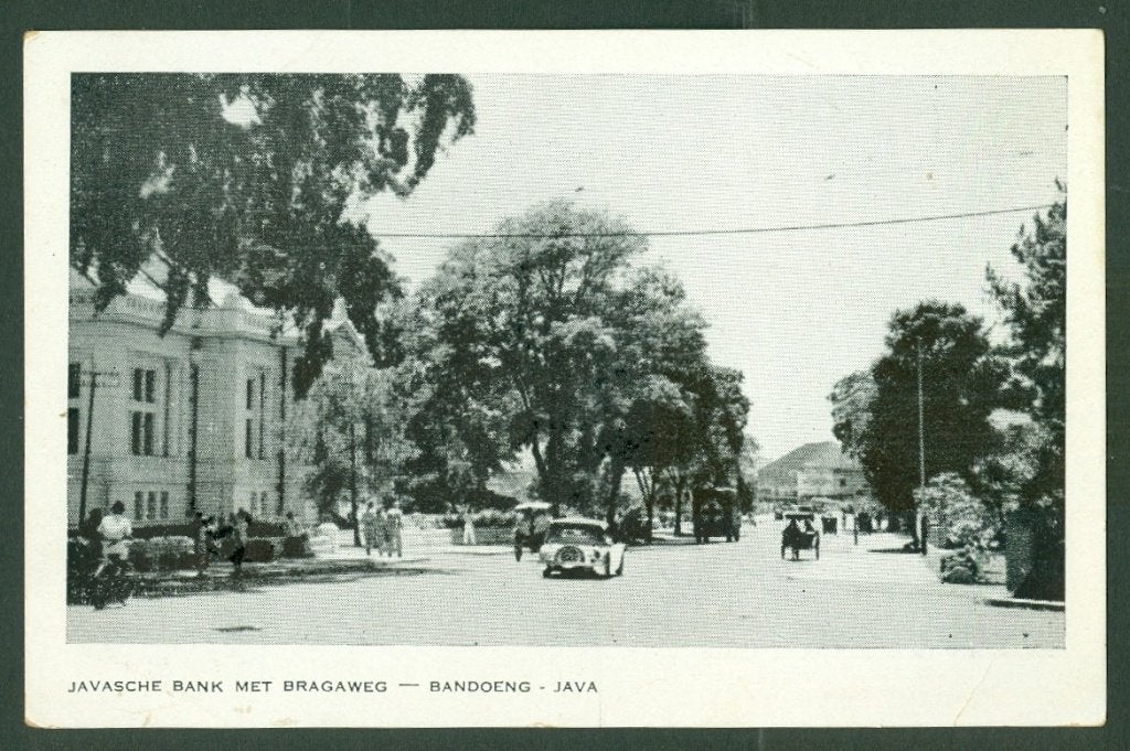 AK Nederlands Indie Bandoeng Javasche Bank met Bragaweg, Verzamelen, Ophalen of Verzenden, Voor 1920, Ongelopen, Gelderland