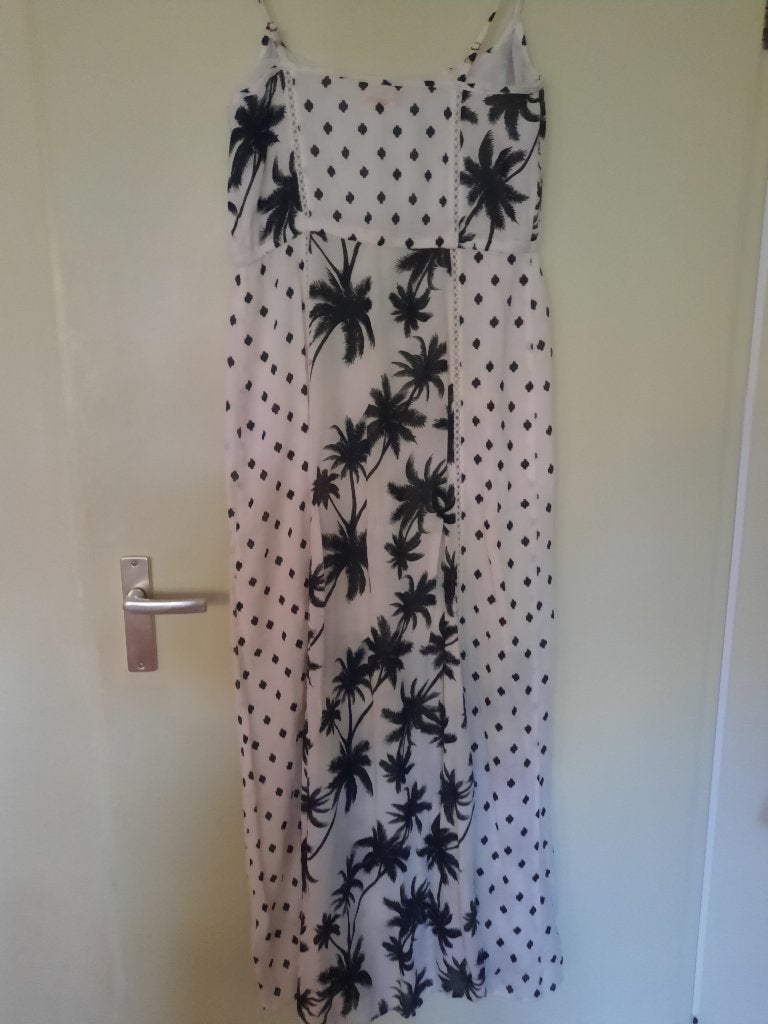 Nieuw! wit/zwarte lange zomerjurk Palmbomen mt S-M, Maat 38/40 (M), Wit, Nieuw, Ophalen of Verzenden