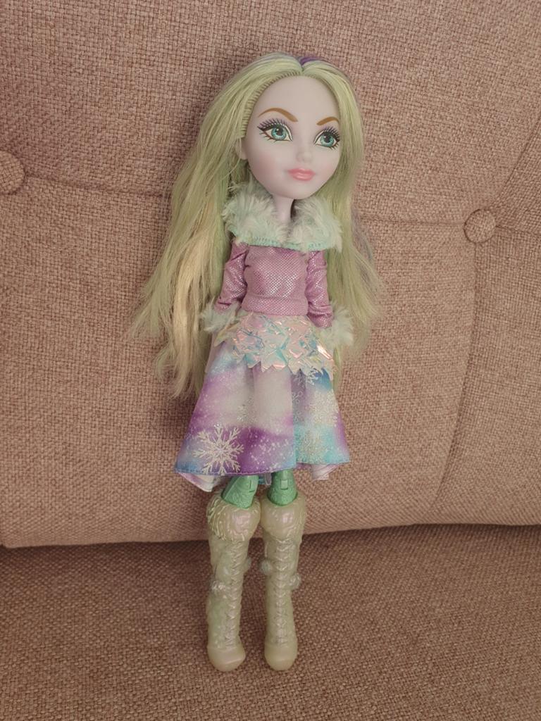Ever after high epic winter crystal winter doll., Verzamelen, Poppen, Ophalen of Verzenden, Zo goed als nieuw, Pop