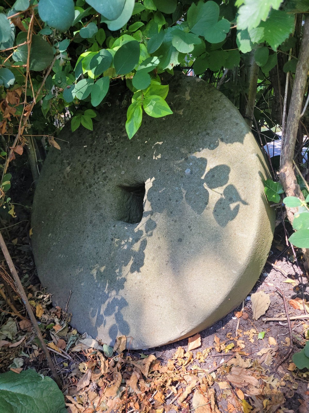 Grote oude molensteen 63 cm.- Tuindecoratie, Tuin en Terras, Tuinbeelden, Ophalen, Gebruikt, Steen, Overige typen