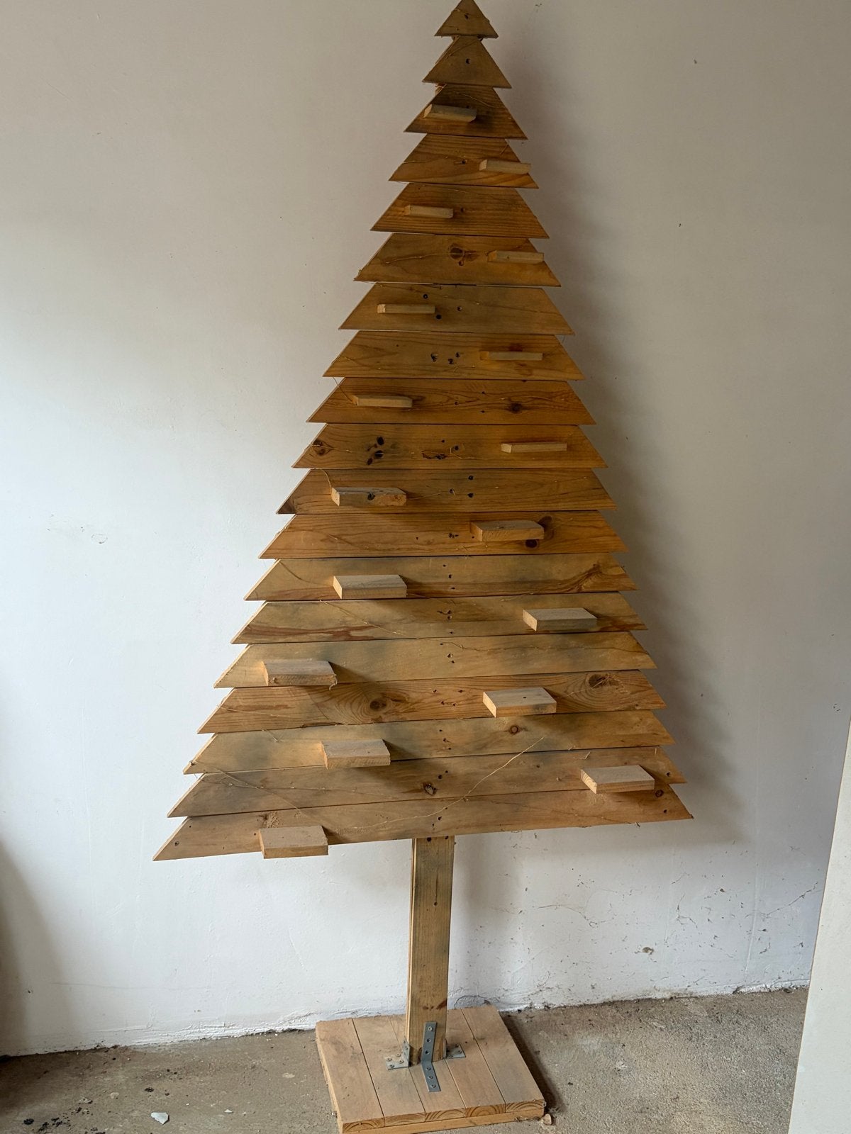 Houten kerstboom, Ophalen