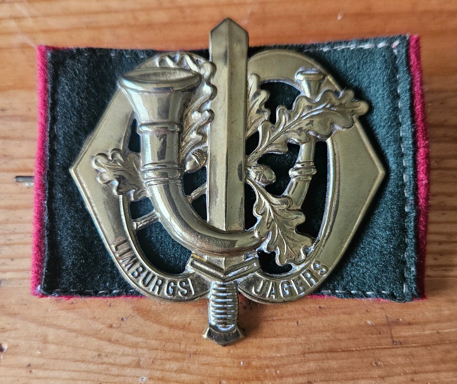 Baretembleem Limburgse Jagers, Ophalen of Verzenden, Landmacht, Nederland, Embleem of Badge