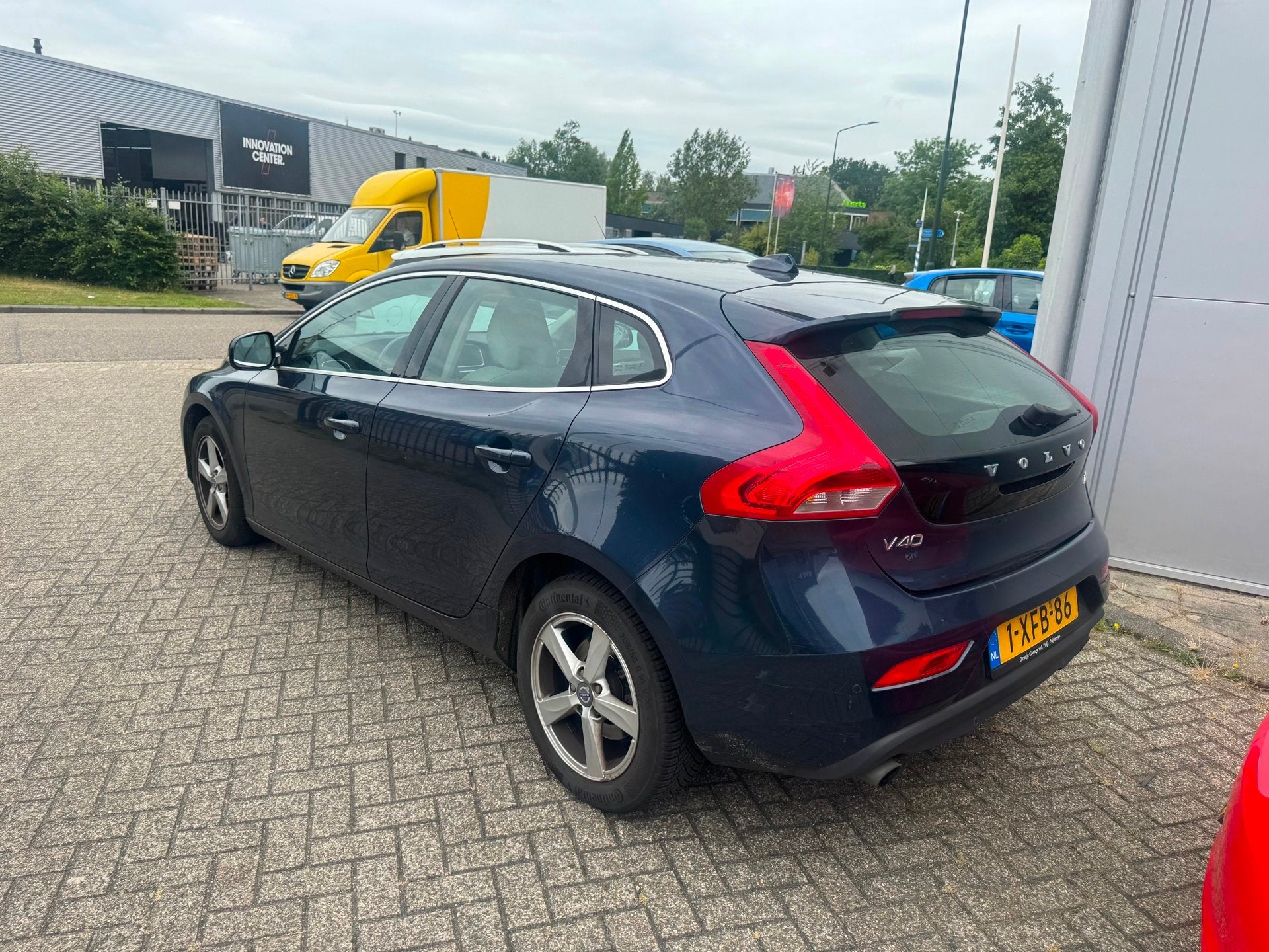 Volvo V40 2.0 D4 R-Design Business Airco, Auto's, Volvo, Voorwielaandrijving, Euro 5, Gebruikt, Blauw