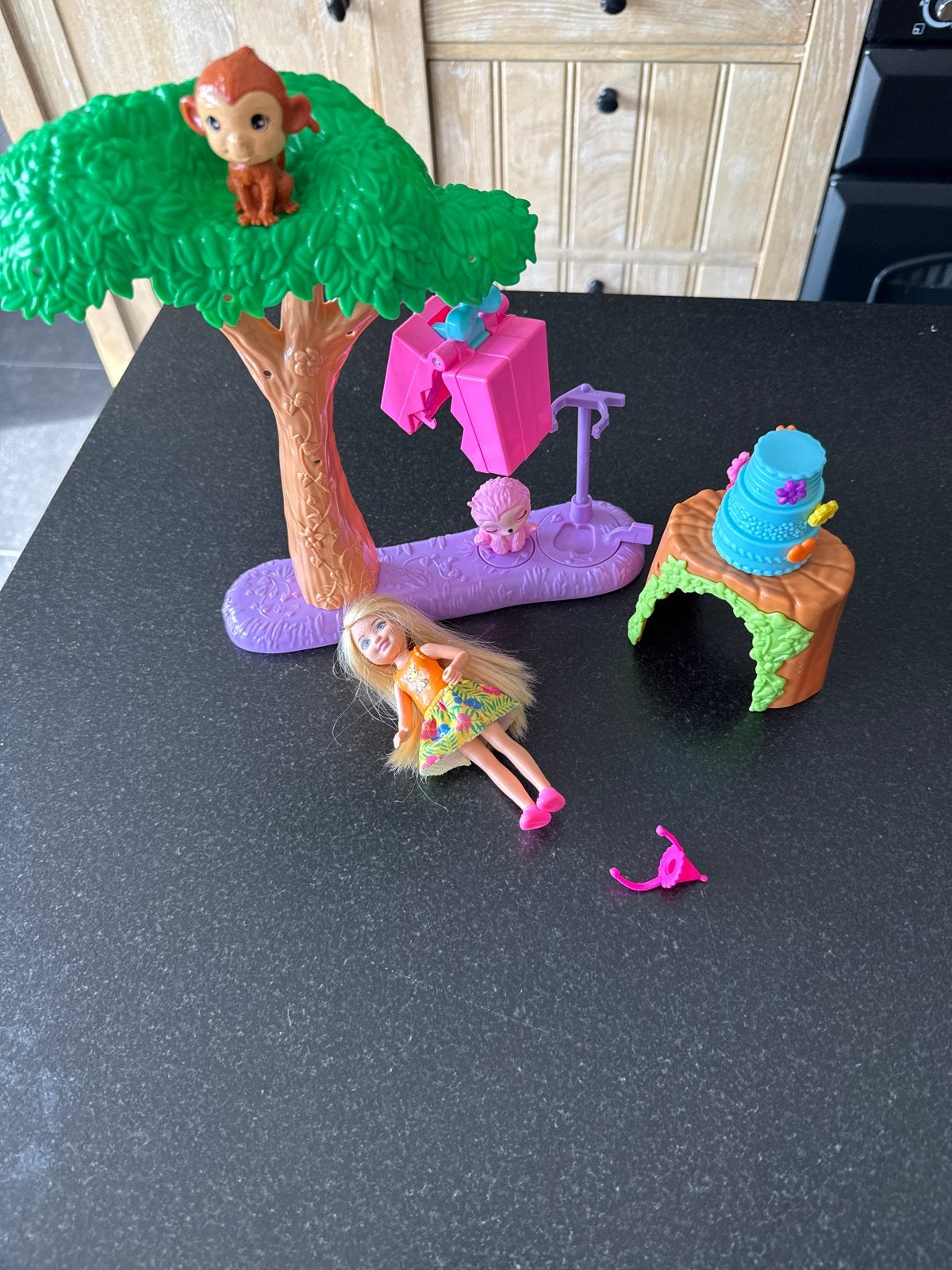 Barbie Chelsea boomhut met aapje en accessoires, Ophalen of Verzenden, Gebruikt, Barbie