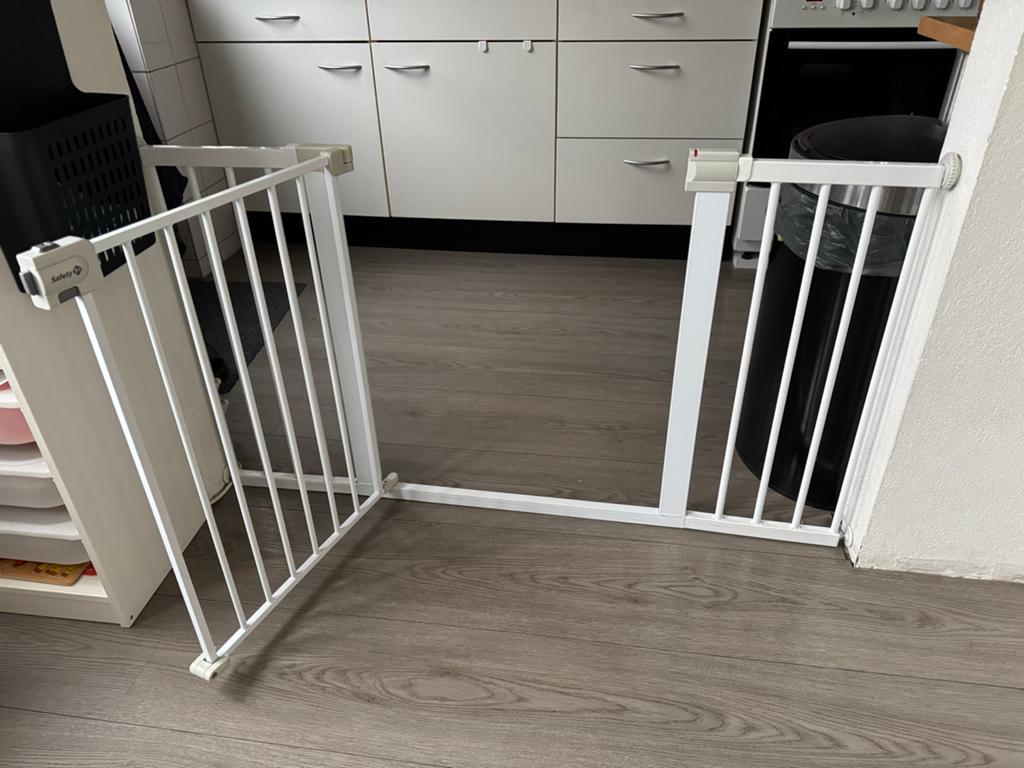 Safety 1st Easy Close Deurhekje - Wit Metaal (73-130cm), Kinderen en Baby's, Traphekjes, Gebruikt, 100 tot 115 cm, Ophalen of Verzenden