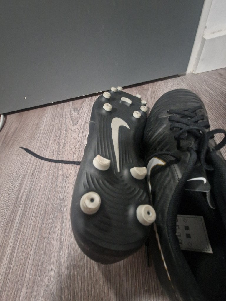 Nike Tiempo voetbalschoenen - Maat 46, Maat XL, Schoenen, Ophalen of Verzenden, Zo goed als nieuw