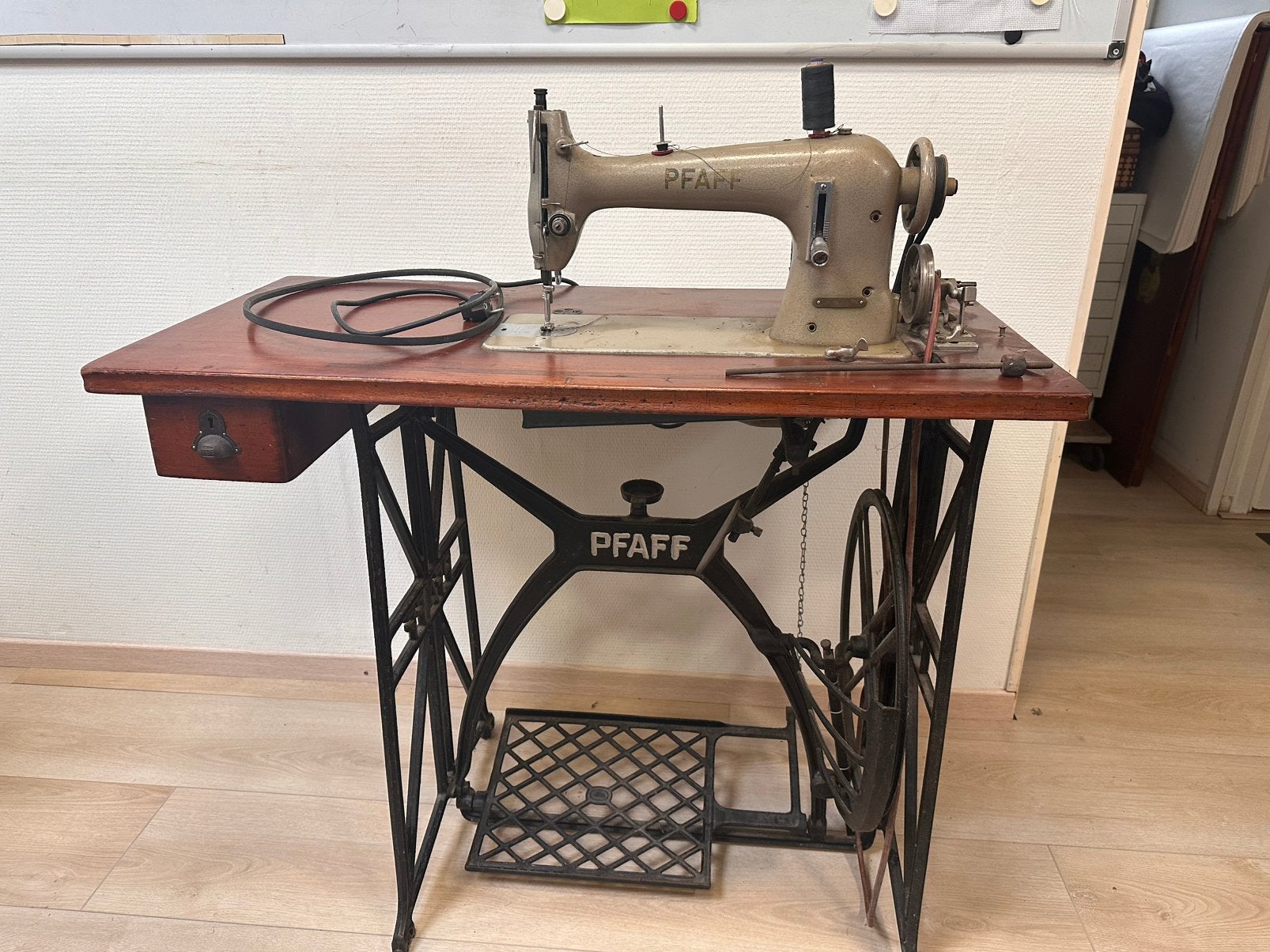Pfaff industrie naaimachine, Ophalen