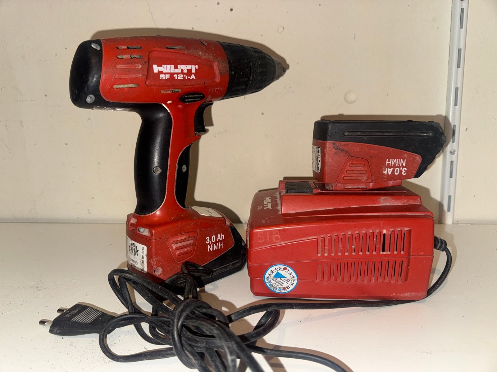 Hilti SF 121-A Boor- en Schroefmachine met lader, Doe-het-zelf en Verbouw, Gereedschap | Boormachines, Gebruikt, Variabele snelheid