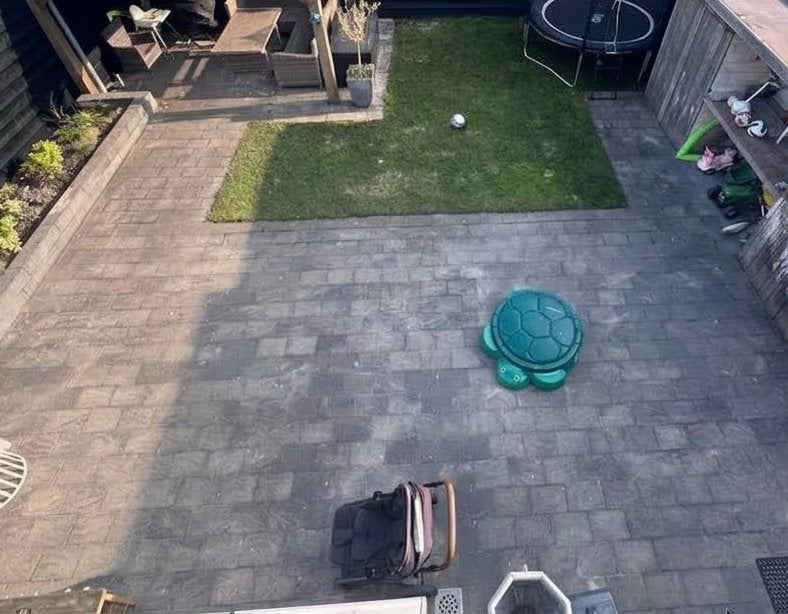 Foto 2 van GRATIS betontegels antraciet 30x20x6 ±60 m² ook deelpartijen