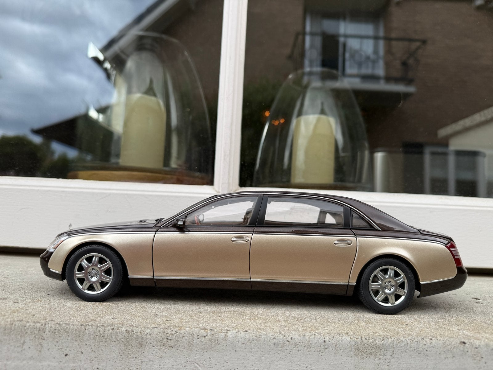 1:18 Maybach 62 LWB Goudkleurig 2002 Autoart Dealer Editie, Auto, Autoart, Ophalen of Verzenden, Zo goed als nieuw