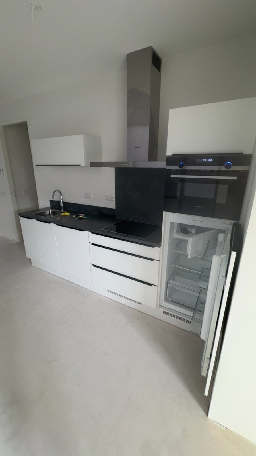 Moderne witte keuken | Siemens apparatuur – NIEUW!, Ophalen, Wit, Enkelwandige keuken, Zo goed als nieuw