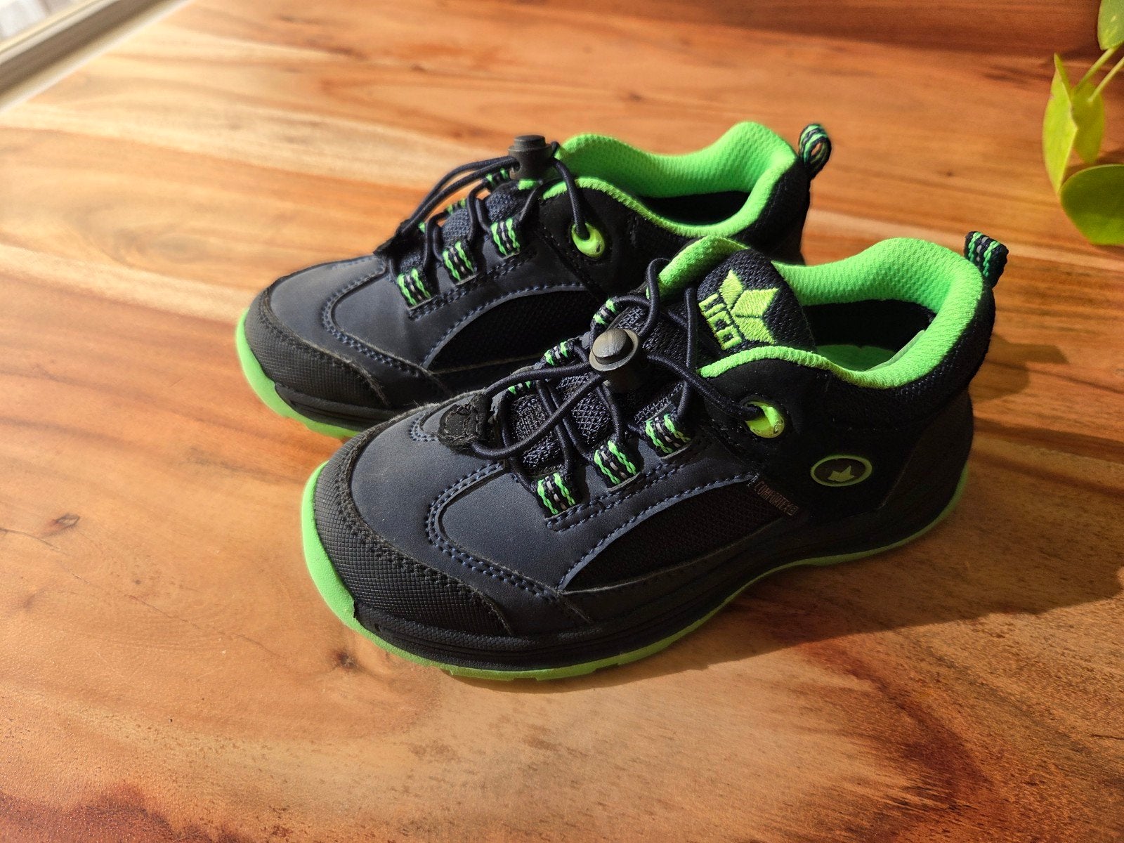 Zo goed als nieuw sneakers maat 28 zwart groen, Ophalen of Verzenden, Zo goed als nieuw, Meisje, Schoenen