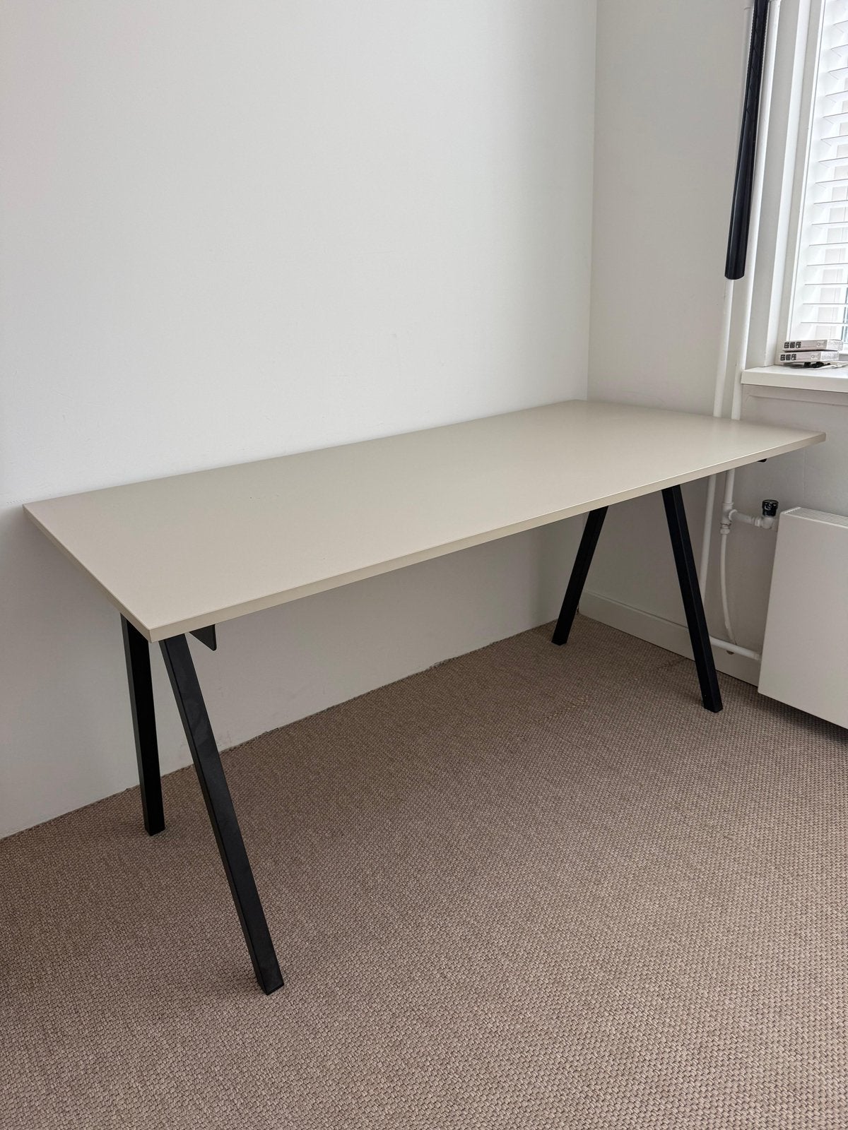 Strak bureau (160x80) beige blad met zwarte A poten, Ophalen, Zo goed als nieuw