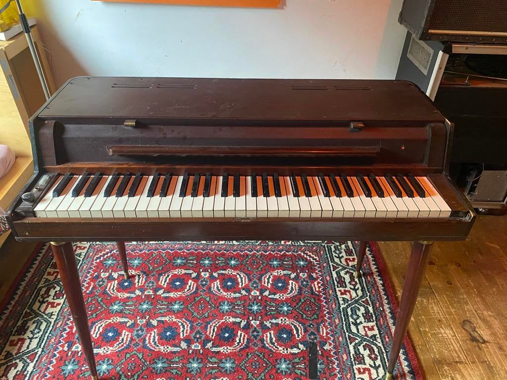 Wurlitzer 120 Piano 1956, Muziek en Instrumenten, Piano's, Ophalen, Gebruikt, Bruin, Overige typen