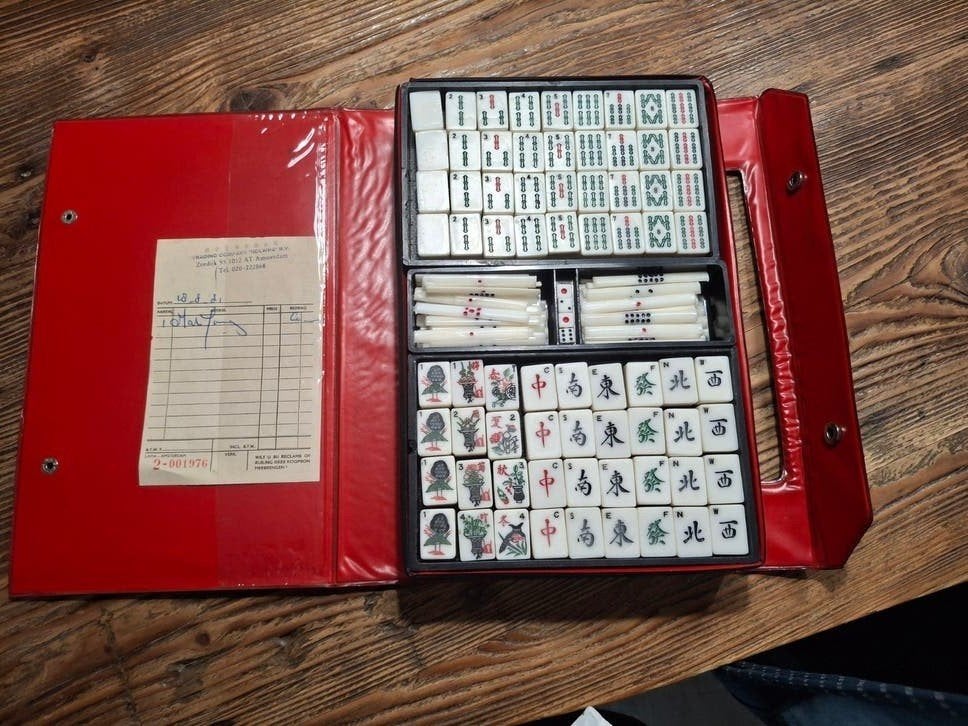 Vintage Mahjong spel in rode koffer - Compleet, Drie of vier spelers, Ophalen of Verzenden, Gebruikt, Trading Company Holwha B.V.