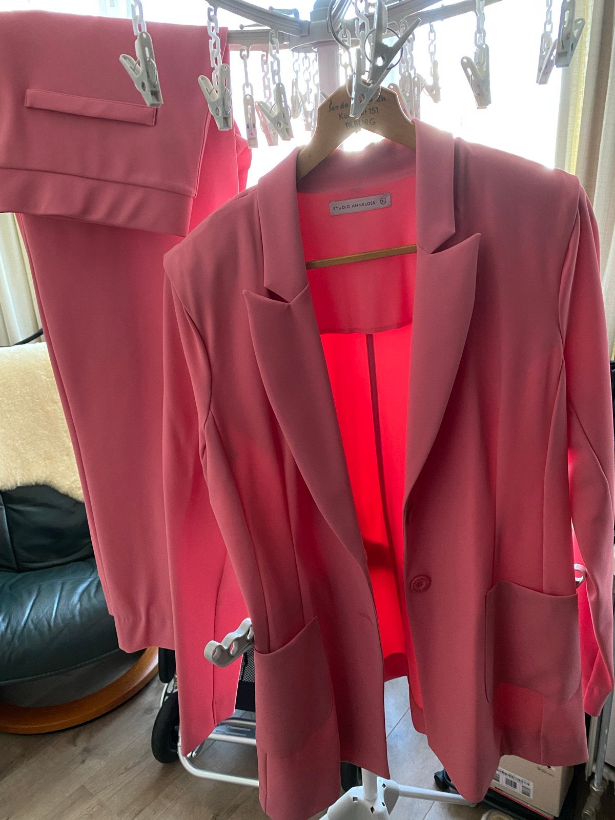 Zalmroze Studio Anneloes outfit (blazer & broek), Kleding | Dames, Maat 46/48 (XL) of groter, Ophalen of Verzenden, Zo goed als nieuw