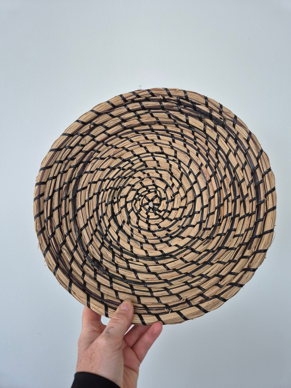 Decoratieve rieten schaal - Handgemaakt en rond, Schaal, Rond, Ophalen of Verzenden, Zo goed als nieuw