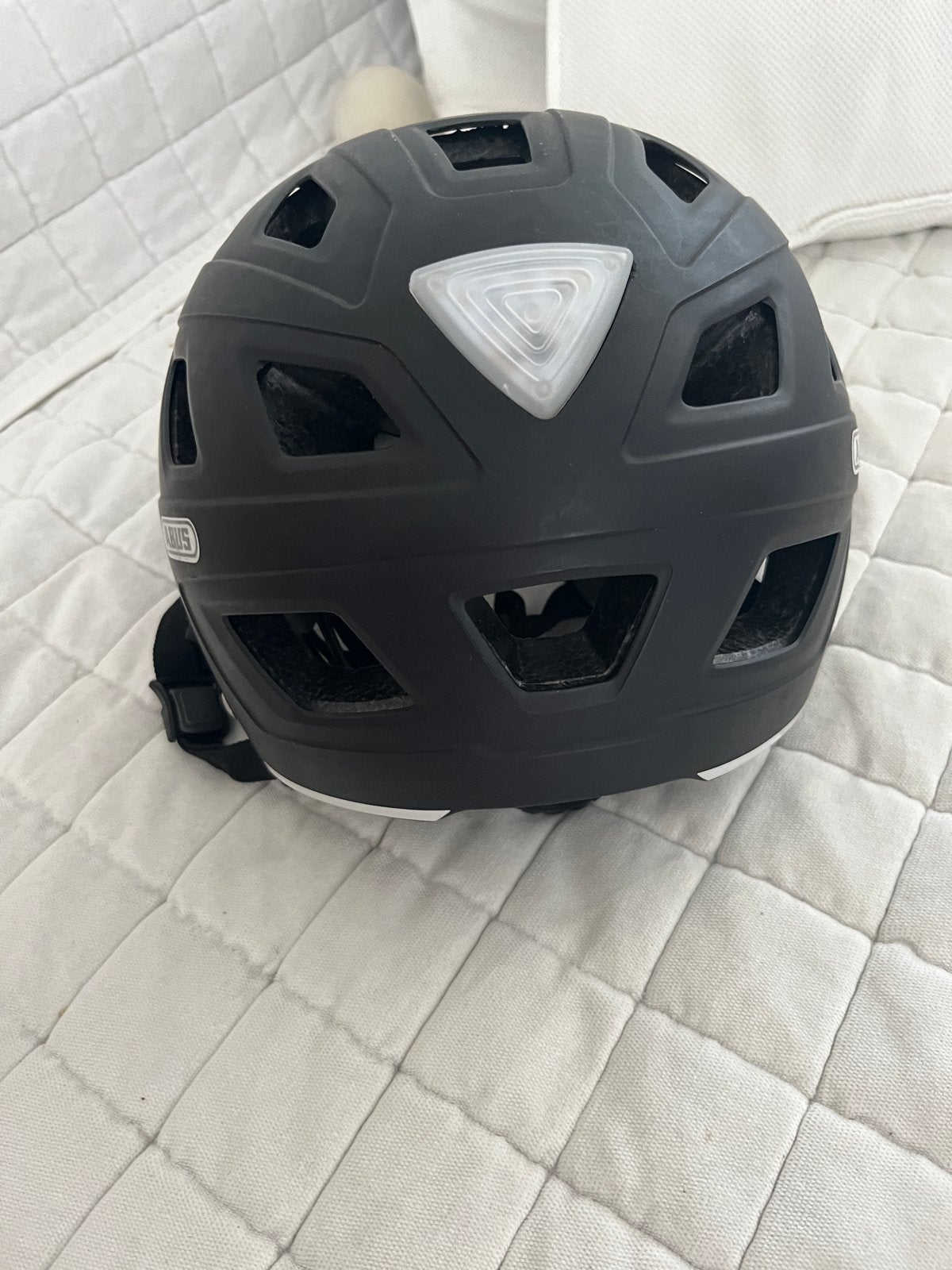 ABUS Hyban fietshelm met LED verlichting en vizier, Fietsen en Brommers, Fietsaccessoires | Fietshelmen, Ophalen of Verzenden