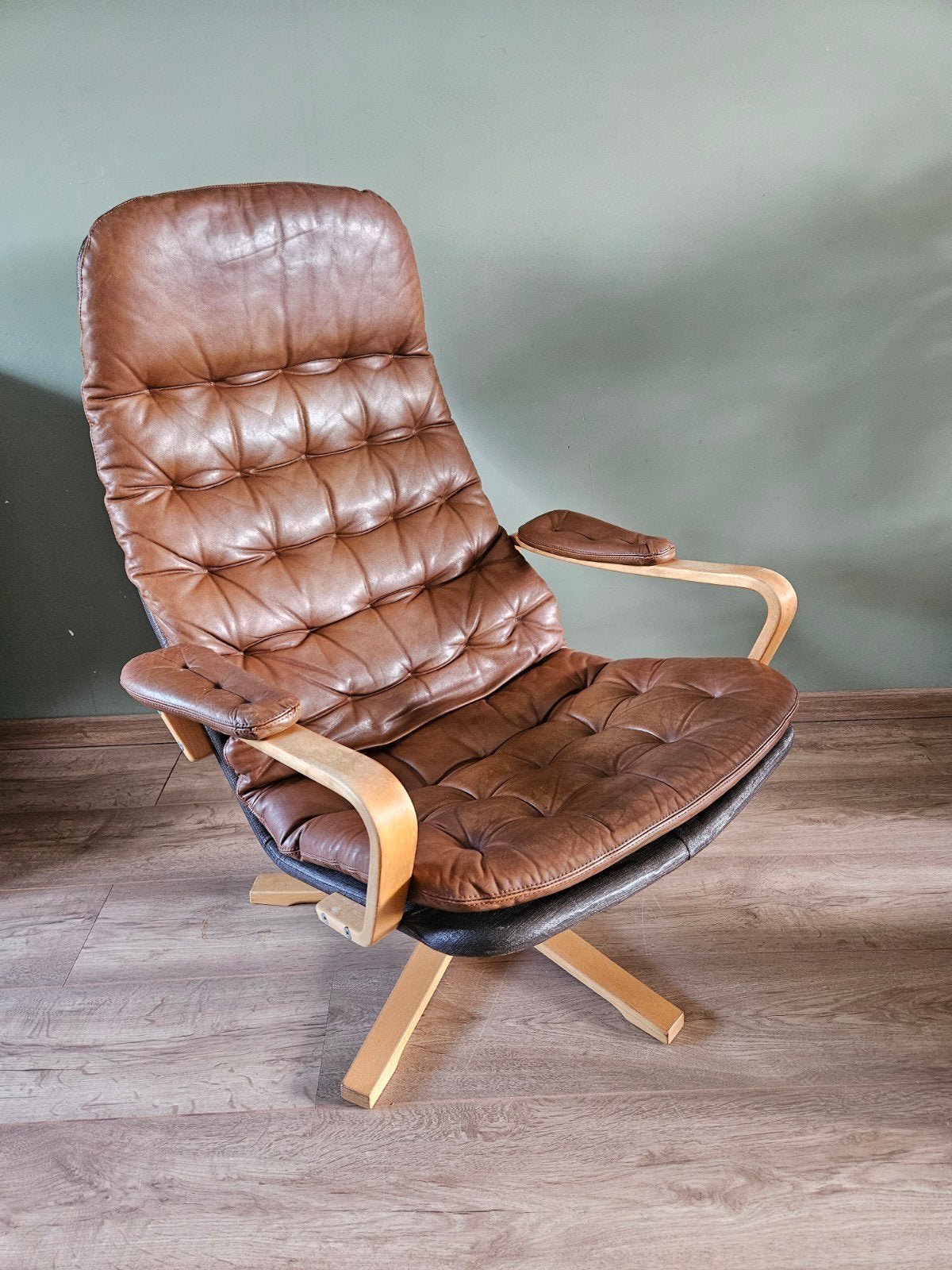 Vintage / retro relaxfauteuil, bruin leer. Sam Larsson, Dux, Huis en Inrichting, Ophalen, Gebruikt, Minder dan 75 cm, Leer