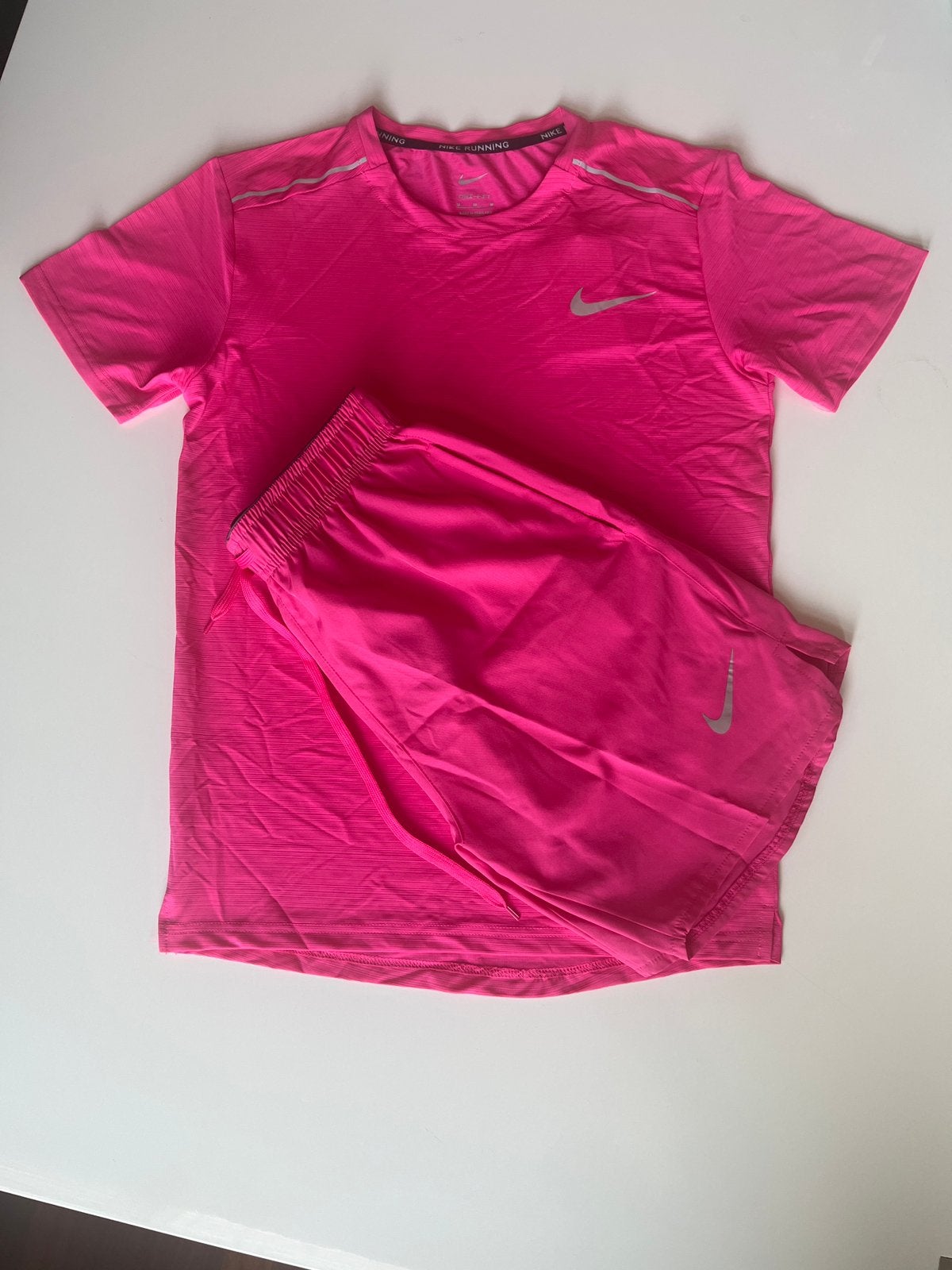 Nike Running set (shirt en short), Ophalen of Verzenden, Nieuw, Roze, Hardlopen of Fietsen