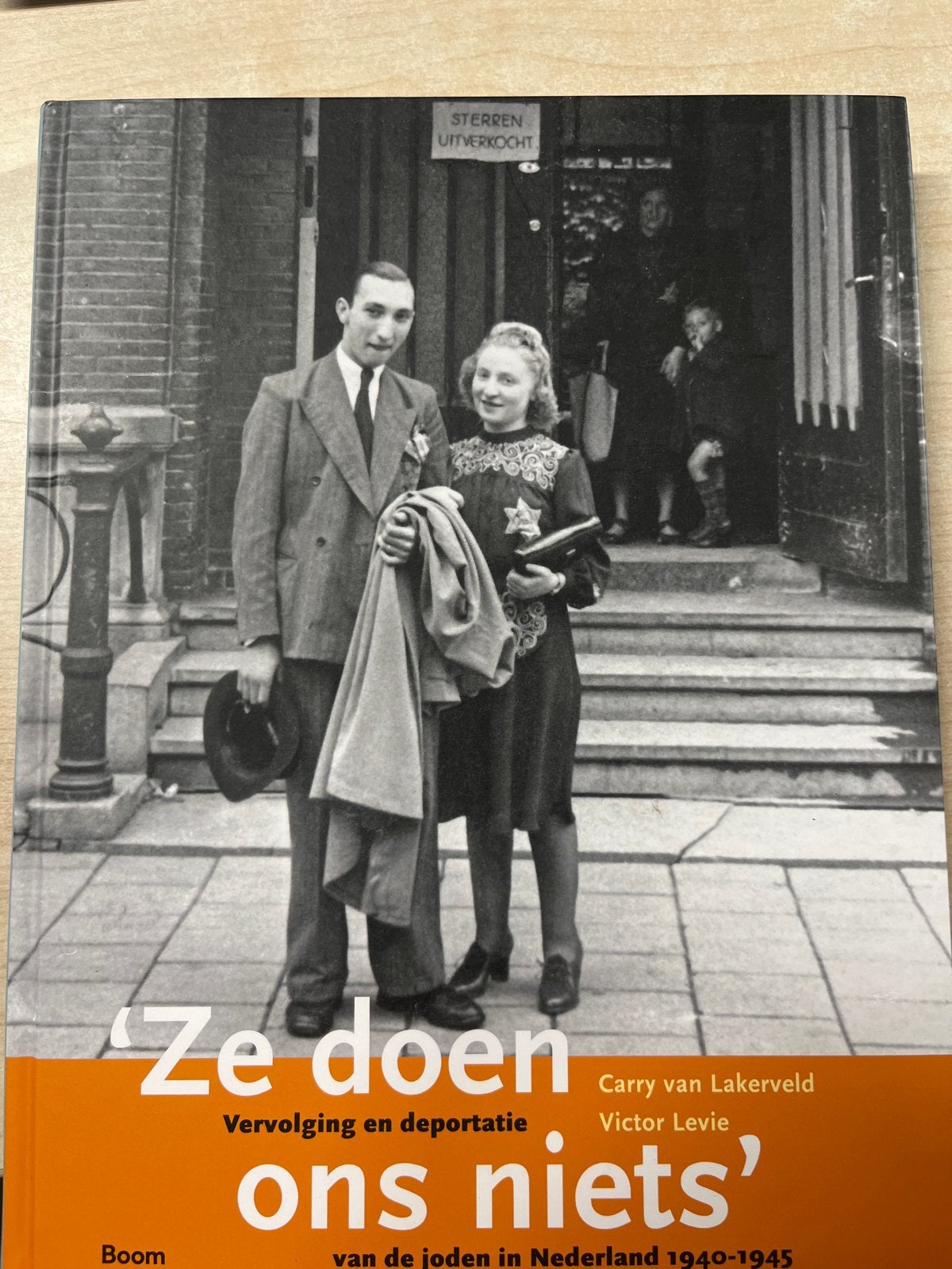 Carry van Lakerveld - Ze doen ons niets, Tweede Wereldoorlog, Carry van Lakerveld, Ophalen of Verzenden, Zo goed als nieuw
