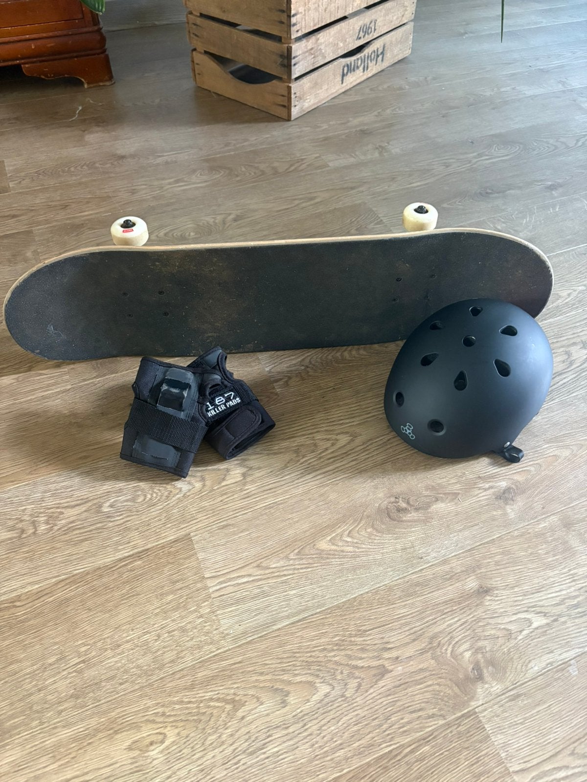 Globe Skateboard 8.25 inch + bescherming (helm en pols), Ophalen, Zo goed als nieuw, Skateboard