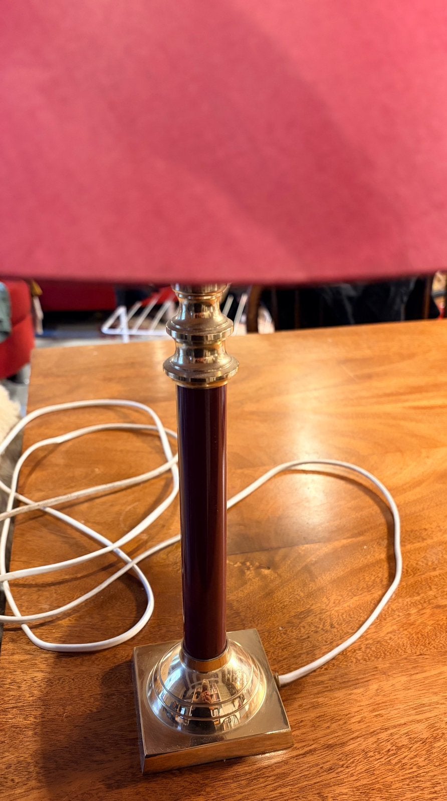 Vintage Tafellamp met Rode Kap - Messing, Huis en Inrichting, Lampen | Tafellampen, Ophalen of Verzenden, Gebruikt, Metaal