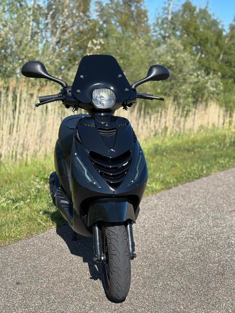Piaggio Zip 2017 – 4-takt – Full Option, Fietsen en Brommers, Scooters | Piaggio, Ophalen, Zo goed als nieuw, Benzine, Zip