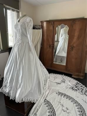 Elegante Trouwjurk met Lange Mouwen en Kant, Kleding | Dames, Ophalen, Zo goed als nieuw, Wit, Trouwjurk