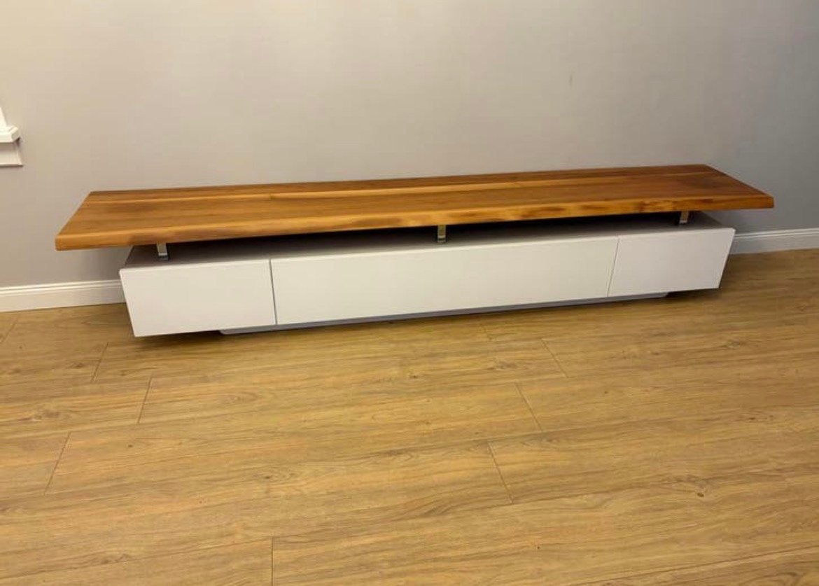Een moderne hangende tv-kast met massief houten blad 246x45, Huis en Inrichting, Woonaccessoires | Wandplanken en Boekenplanken