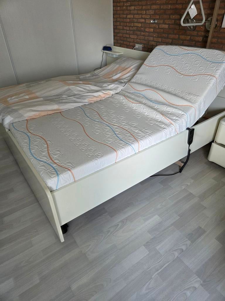 2 elektrische verstelbare bedden, ombouw deelbaar, Ophalen