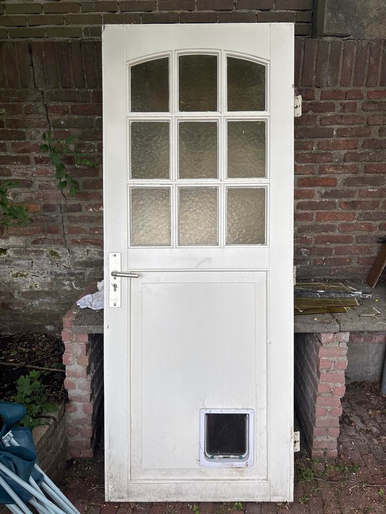 Witte Buitendeur met Glas en Kattenluik, Doe-het-zelf en Verbouw, Ophalen, 80 tot 100 cm, 200 tot 215 cm, Hout