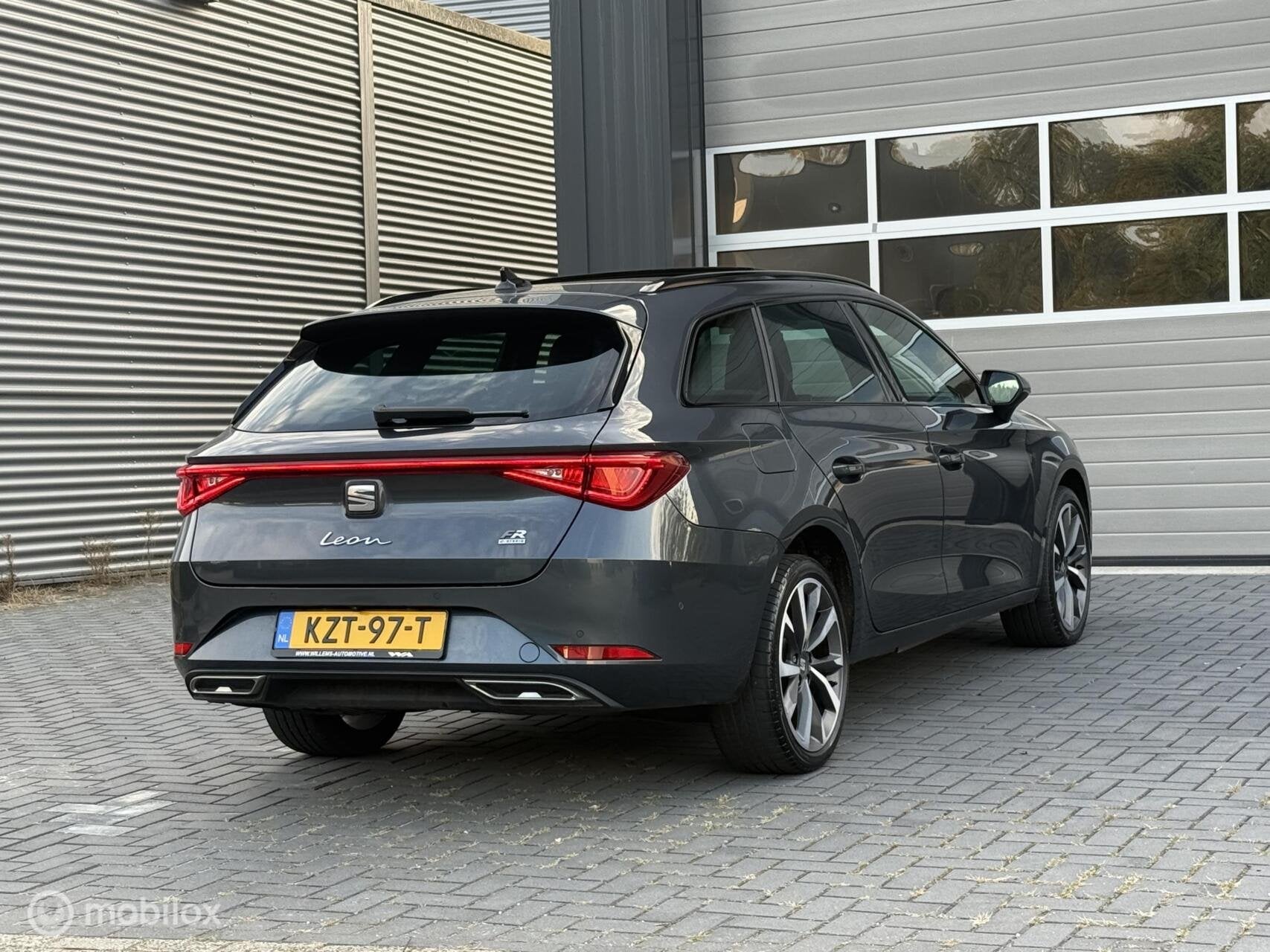 Seat Leon 1.4 TSI eHybrid PHEV FR|Pano|ACC|Memory|1e eig|18', Zwart, 4 cilinders, Leon, Plug-in hybride