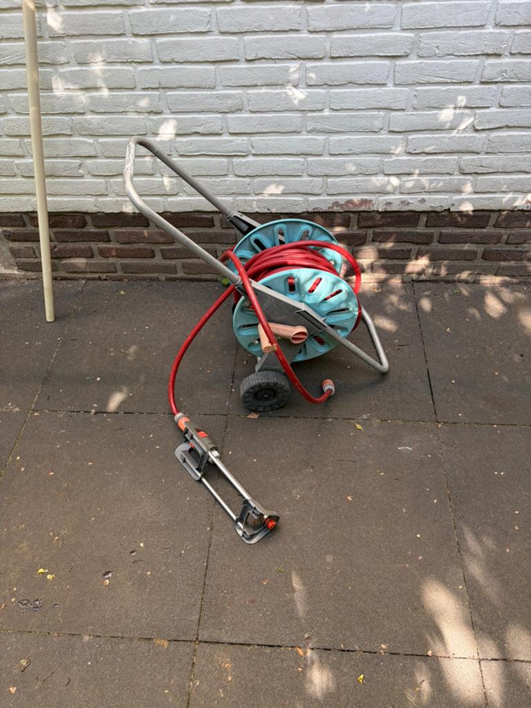 Gardena tuinslang op haspel met sproeier circa 25m, Tuin en Terras, Tuinslangen, Ophalen, Zo goed als nieuw, Tuinslang